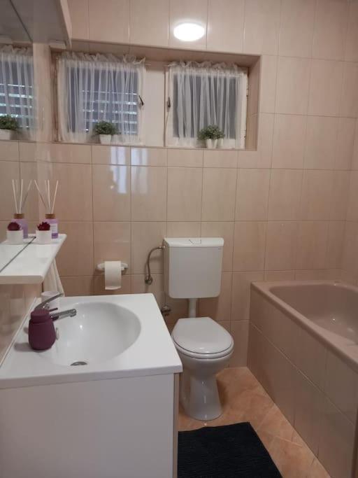 Apartment Dora-100M From The Central Beach Makarska Exterior photo
