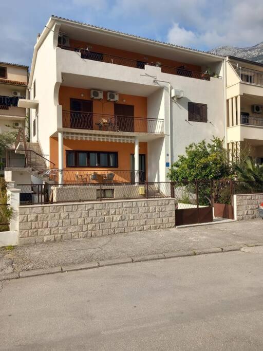 Apartment Dora-100M From The Central Beach Makarska Exterior photo